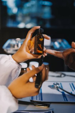 Uzman doktor bir hastaya ilaç götürmeyi açıklıyor. Sağlık ve İlaç danışmanlığı.