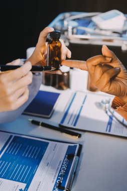 Uzman doktor bir hastaya ilaç götürmeyi açıklıyor. Sağlık ve İlaç danışmanlığı.