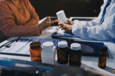 Uzman doktor bir hastaya ilaç götürmeyi açıklıyor. Sağlık ve İlaç danışmanlığı.