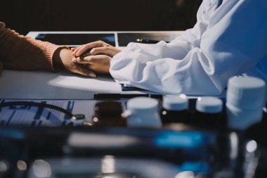 Asyalı kadın elleri yaşlı kadın ellerine dokunuyor hastanede yaşlılara yardım eden eller.