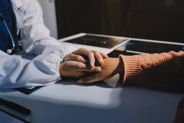 Asyalı kadın elleri yaşlı kadın ellerine dokunuyor hastanede yaşlılara yardım eden eller.