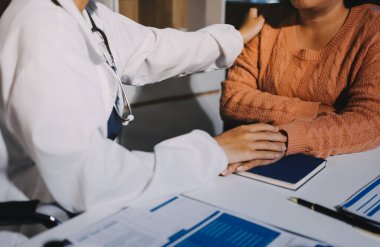 Asyalı kadın elleri yaşlı kadın ellerine dokunuyor hastanede yaşlılara yardım eden eller.