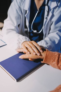 Asyalı kadın elleri yaşlı kadın ellerine dokunuyor hastanede yaşlılara yardım eden eller.