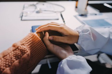 Asyalı kadın elleri yaşlı kadın ellerine dokunuyor hastanede yaşlılara yardım eden eller.