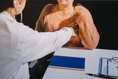 Doktor, hastanın kalp ritminin anormal mi yoksa normal mi olduğunu analiz etmek ve anlamak için kalbini inceler ve ilave tedavi için hastadan sonuçlar alır..