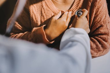 Doktor, hastanın kalp ritminin anormal mi yoksa normal mi olduğunu analiz etmek ve anlamak için kalbini inceler ve ilave tedavi için hastadan sonuçlar alır..