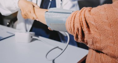 Hemşire masada yaşlı kadının kan basıncını ölçtü, yakın çekim. Üst düzey nesillere yardımcı olmak