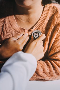 Doktor, hastanın kalp ritminin anormal mi yoksa normal mi olduğunu analiz etmek ve anlamak için kalbini inceler ve ilave tedavi için hastadan sonuçlar alır..