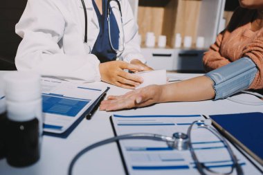 Hemşire masada yaşlı kadının kan basıncını ölçtü, yakın çekim. Üst düzey nesillere yardımcı olmak