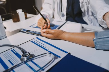 Hemşire masada yaşlı kadının kan basıncını ölçtü, yakın çekim. Üst düzey nesillere yardımcı olmak