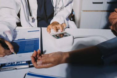 Hemşire masada yaşlı kadının kan basıncını ölçtü, yakın çekim. Üst düzey nesillere yardımcı olmak