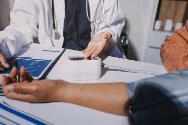 Hemşire masada yaşlı kadının kan basıncını ölçtü, yakın çekim. Üst düzey nesillere yardımcı olmak