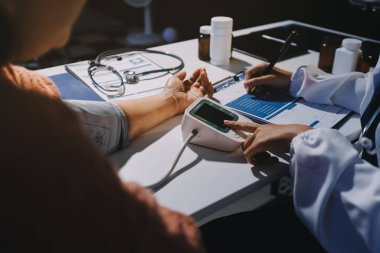 Hemşire masada yaşlı kadının kan basıncını ölçtü, yakın çekim. Üst düzey nesillere yardımcı olmak