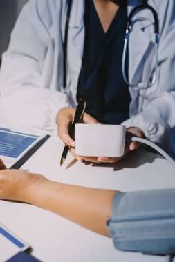 Hemşire masada yaşlı kadının kan basıncını ölçtü, yakın çekim. Üst düzey nesillere yardımcı olmak