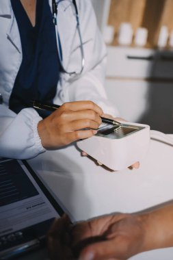 Hemşire masada yaşlı kadının kan basıncını ölçtü, yakın çekim. Üst düzey nesillere yardımcı olmak