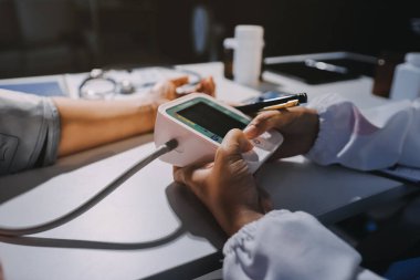 Hemşire masada yaşlı kadının kan basıncını ölçtü, yakın çekim. Üst düzey nesillere yardımcı olmak