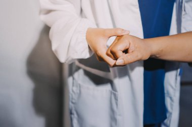 Hastanede Ortopedi uzmanı muayene hasta