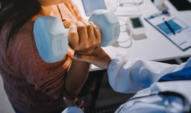 Klinikte dambıllar, fizik tedavi konsepti kullanan hastalarla fizyoterapist eğitimi