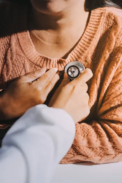 Doktor, hastanın kalp ritminin anormal mi yoksa normal mi olduğunu analiz etmek ve anlamak için kalbini inceler ve ilave tedavi için hastadan sonuçlar alır..