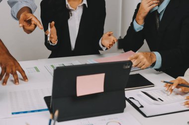 Mali Danışmanlık Servisi ekibi. Danışmanlık bürosundaki müşterilere yatırım planını gösteren Asyalı danışman.