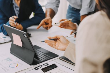 Mali Danışmanlık Servisi ekibi. Danışmanlık bürosundaki müşterilere yatırım planını gösteren Asyalı danışman.