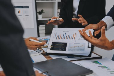 Muhasebe şirketi kazançlı nakit akışı için finansman ve vergilendirme planlaması, ofiste çalışan denetçi ve muhasebeci ekibi, mali verileri ve muhasebe kayıtlarını hesap makinesiyle analiz eder.