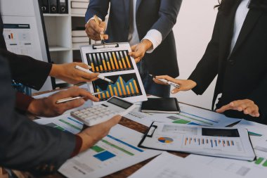 Muhasebe şirketi kazançlı nakit akışı için finansman ve vergilendirme planlaması, ofiste çalışan denetçi ve muhasebeci ekibi, mali verileri ve muhasebe kayıtlarını hesap makinesiyle analiz eder.