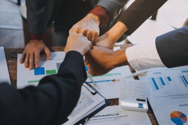 İş birleşme ve satın alma, başarılı müzakere, tokalaşma, ortaklık ve iş anlaşması konseptine ortak olmak için iki iş adamı el sıkışması.