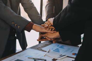 İş birleşme ve satın alma, başarılı müzakere, tokalaşma, ortaklık ve iş anlaşması konseptine ortak olmak için iki iş adamı el sıkışması.