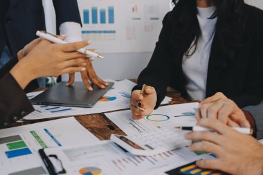 Muhasebe bankacılığı konsepti. Finans işleriyle ilgilenen bir iş kadını ve ofis masraflarını hesaplayan bir masa. Hesap makinesi ve mali muhasebe kullanan bir kadın..