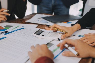 Muhasebe bankacılığı konsepti. Finans işleriyle ilgilenen bir iş kadını ve ofis masraflarını hesaplayan bir masa. Hesap makinesi ve mali muhasebe kullanan bir kadın..