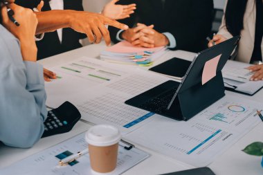 Mali Danışmanlık Servisi ekibi. Danışmanlık bürosundaki müşterilere yatırım planını gösteren Asyalı danışman.