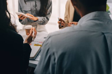 Mali Danışmanlık Servisi ekibi. Danışmanlık bürosundaki müşterilere yatırım planını gösteren Asyalı danışman.