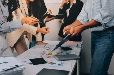 Mali Danışmanlık Servisi ekibi. Danışmanlık bürosundaki müşterilere yatırım planını gösteren Asyalı danışman.