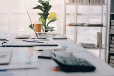 Mali Danışmanlık Servisi ekibi. Danışmanlık bürosundaki müşterilere yatırım planını gösteren Asyalı danışman.