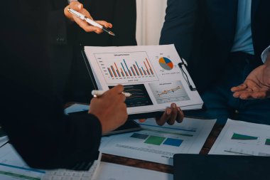 Muhasebe şirketi kazançlı nakit akışı için finansman ve vergilendirme planlaması, ofiste çalışan denetçi ve muhasebeci ekibi, mali verileri ve muhasebe kayıtlarını hesap makinesiyle analiz eder.