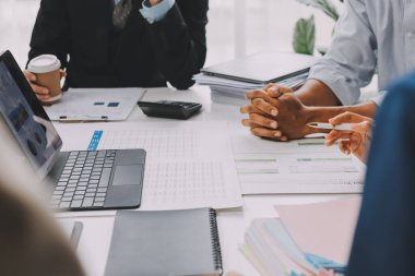 Mali Danışmanlık Servisi ekibi. Danışmanlık bürosundaki müşterilere yatırım planını gösteren Asyalı danışman.