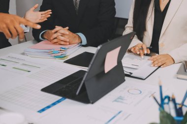 Mali Danışmanlık Servisi ekibi. Danışmanlık bürosundaki müşterilere yatırım planını gösteren Asyalı danışman.