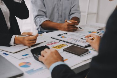 Mali Danışmanlık Servisi ekibi. Danışmanlık bürosundaki müşterilere yatırım planını gösteren Asyalı danışman.