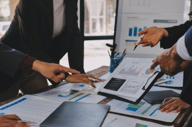 Muhasebe şirketi kazançlı nakit akışı için finansman ve vergilendirme planlaması, ofiste çalışan denetçi ve muhasebeci ekibi, mali verileri ve muhasebe kayıtlarını hesap makinesiyle analiz eder.