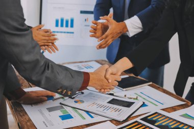 İş birleşme ve satın alma, başarılı müzakere, tokalaşma, ortaklık ve iş anlaşması konseptine ortak olmak için iki iş adamı el sıkışması.