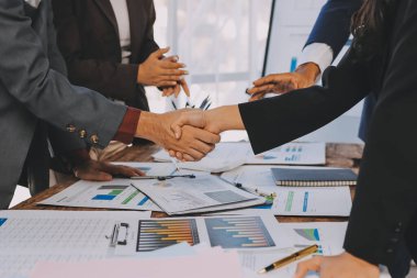 İş birleşme ve satın alma, başarılı müzakere, tokalaşma, ortaklık ve iş anlaşması konseptine ortak olmak için iki iş adamı el sıkışması.