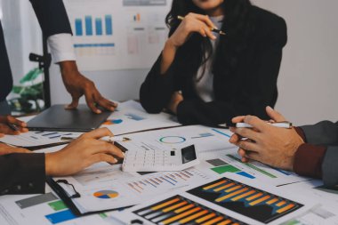 Muhasebe bankacılığı konsepti. Finans işleriyle ilgilenen bir iş kadını ve ofis masraflarını hesaplayan bir masa. Hesap makinesi ve mali muhasebe kullanan bir kadın..