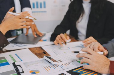 Muhasebe bankacılığı konsepti. Finans işleriyle ilgilenen bir iş kadını ve ofis masraflarını hesaplayan bir masa. Hesap makinesi ve mali muhasebe kullanan bir kadın..