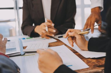 Muhasebe bankacılığı konsepti. Finans işleriyle ilgilenen bir iş kadını ve ofis masraflarını hesaplayan bir masa. Hesap makinesi ve mali muhasebe kullanan bir kadın..