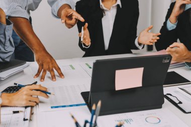 Mali Danışmanlık Servisi ekibi. Danışmanlık bürosundaki müşterilere yatırım planını gösteren Asyalı danışman.