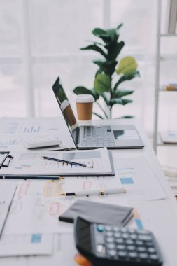 Mali Danışmanlık Servisi ekibi. Danışmanlık bürosundaki müşterilere yatırım planını gösteren Asyalı danışman.