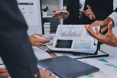 Muhasebe şirketi kazançlı nakit akışı için finansman ve vergilendirme planlaması, ofiste çalışan denetçi ve muhasebeci ekibi, mali verileri ve muhasebe kayıtlarını hesap makinesiyle analiz eder.