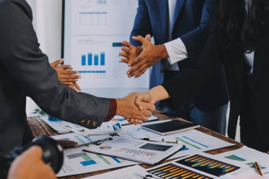 İş birleşme ve satın alma, başarılı müzakere, tokalaşma, ortaklık ve iş anlaşması konseptine ortak olmak için iki iş adamı el sıkışması.