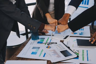 İş birleşme ve satın alma, başarılı müzakere, tokalaşma, ortaklık ve iş anlaşması konseptine ortak olmak için iki iş adamı el sıkışması.